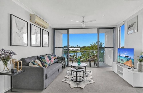 Carrara Apartment | Tri-Level 2BR Water-View Townhouse | Free Parking