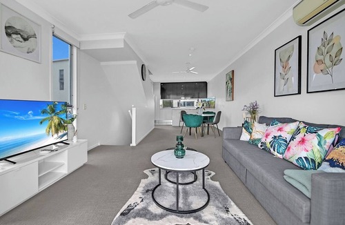 Carrara Apartment | Tri-Level 2BR Water-View Townhouse | Free Parking