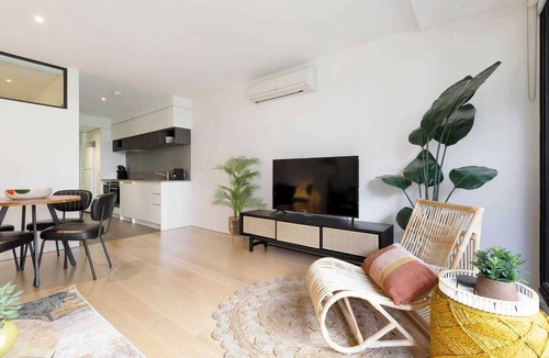 Hawthorn Condo | Tropical courtyard sanctuary near Glenferrie Rd