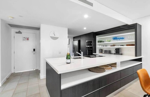 Palm Cove Apartment | Tropical Escape—Coastal Daydreams with Rooftop Spa