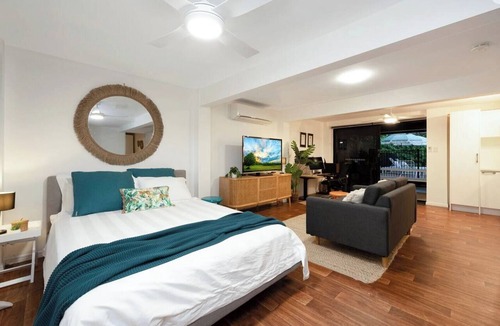 Mundingburra Apartment | Tropical Poolside Studio