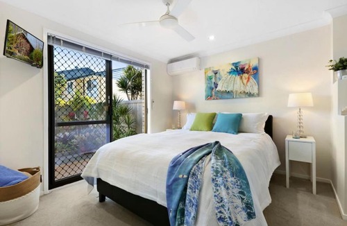 Buddina Apartment | Tropical Suite PRIVATE CENTRAL BUDDINA STYLE by Custom Bnb Hosting