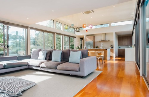 Shoreham House | Tucks Rise Shoreham is nestled amongst the vineyards and olive groves of the enchanting Tucks Road.