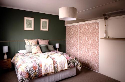 Cambridge Villa | Twelve 30 - Airport, Golf & Wine