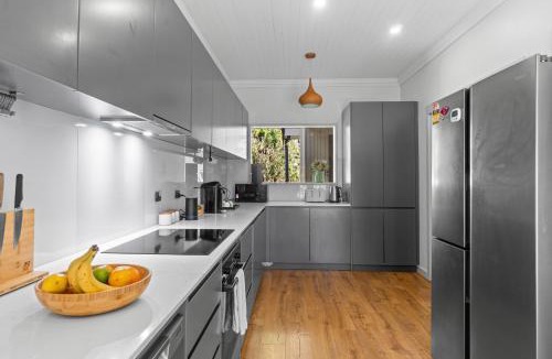 Hawthorndene House | Ultima Escapes - Family & Pet Friendly 3BR Home in Adelaide Hills - BBQ, Deck, Wildlife & Nature Retreat