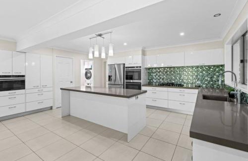 Capalaba House | Ultimate 5BR Luxury Estate Family Group Haven