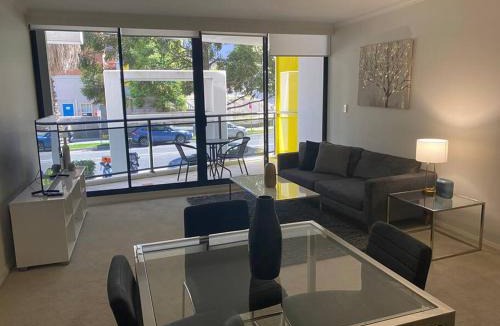 St. Leonards Apartment | Ultra Convenient St Leonards Apartment HER09008