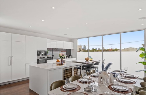 Middle Park House | Ultralux Absolute Beachfront with Extra Studio