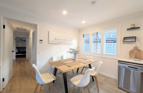 Umina Beach House | Umina beach retreat. Walk to Shore.3BR. Fire pit.Netflix