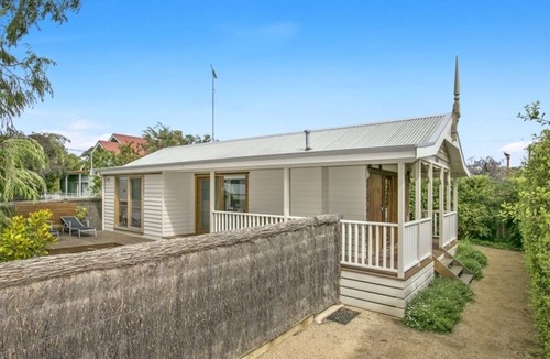 Barwon Heads House | Unique 2 bedroom riverside Boathouse in central Barwon Heads
