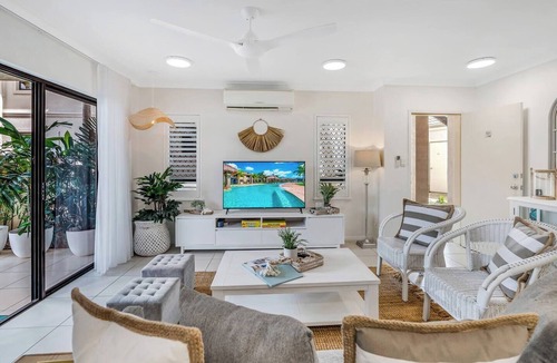 Mooroobool Apartment | Unique Collection Tropical resort apartment