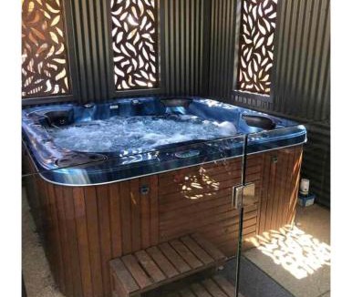 Maiden Gully House | Unique Zone half house with games room & outdoor jacuzzi in Maiden Gully, Bendigo