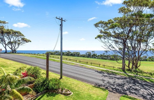 Narooma Apartment | Unit 2, 12 Ballingalla Apartments overlooking the golf course with Ocean Views