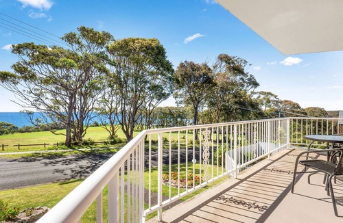 Narooma Apartment | Unit 2, 12 Ballingalla Apartments overlooking the golf course with Ocean Views