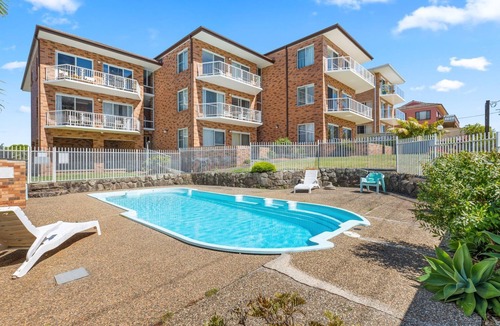 Narooma Apartment | Unit 2, 12 Ballingalla Apartments overlooking the golf course with Ocean Views