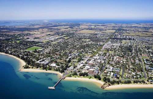 Cowes Apartment | Unit 3-83 Thompson Ave, in the heart of Cowes, includes linen.