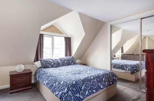 Flemington Apartment | Upstairs Studio Apartment with street access