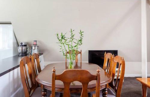 Flemington Apartment | Upstairs Studio Apartment with street access