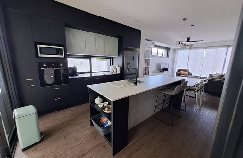 Norman Park House | Urban Elegance: Luxe 3-Bed Oasis