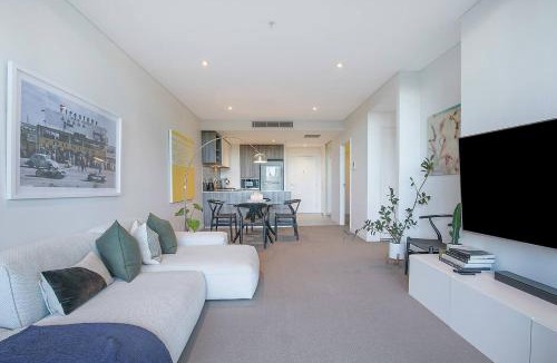 Newstead Apartment | 'Urban Lushscape' Riverside Retreat in Newstead