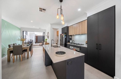 Bowden House | Urban Soul—Modern Parklands Stay with Courtyard