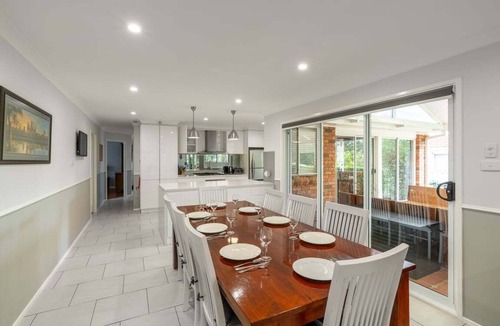 Dapto House | Urban Tranquility ~ The perfect family getaway nestled in Dapto!