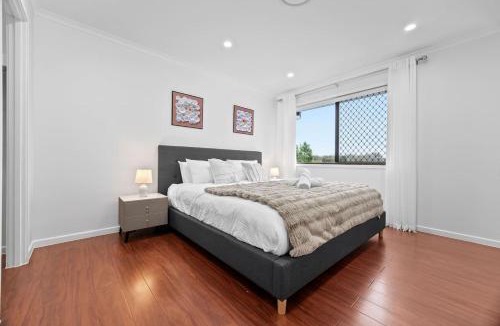 Sunnybank Hills House | Value Family Friendly Stay Near Shops and Dining