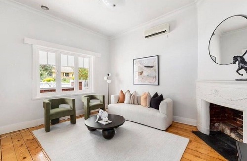 Kew East House | Versatile home in tree lined location