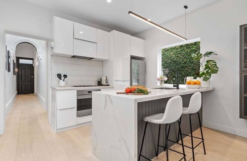 Albert Park Apartment | Very Victorian, Modern & Special. 2BRM, 1BTH.