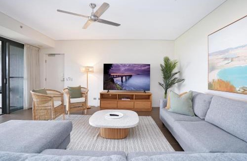 Darwin City Centre Apartment | Vibrant Waterfront Lagoon Views walk to Cafes & BBQ