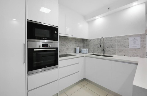 Main Beach Apartment | VIEWS: 3 bedrooms, shops & beach. Luxe Resort.