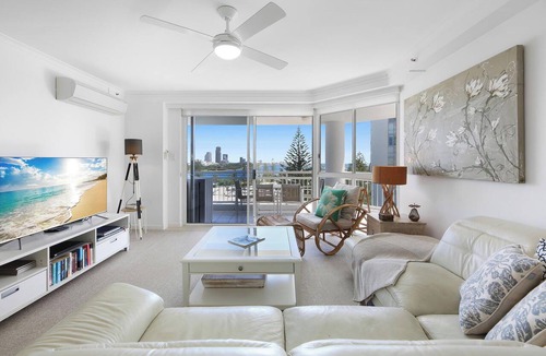 Main Beach Apartment | VIEWS: 3 bedrooms, shops & beach. Luxe Resort.