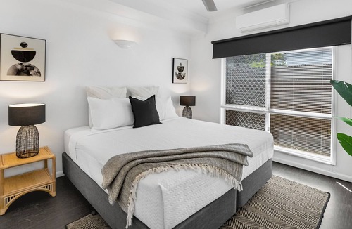 Manoora Apartment | Villa Casa- Spacious apartment with lush courtyard