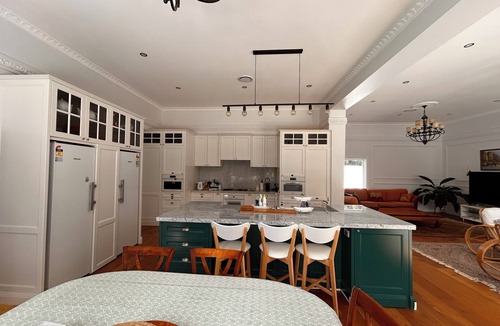 Lindfield House | Villa Palmera a-resort style house, close to amenities, transpor, shopping, city