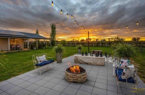 Eurunderee House | 'Vineyard Cottage' A Golden Escape among the Vines