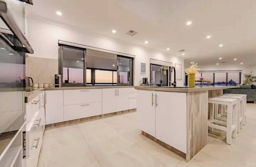 Waikiki House | Waikiki Coastal Retreat | Walk to Beach | Pet Friendly