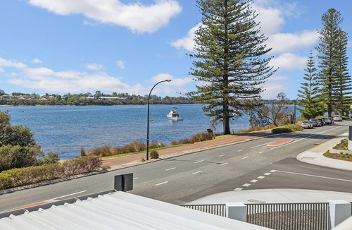 Mount Pleasant House | Wake Up on the River! Absolute Waterfront | Sleeps 6 | 3x2 + Garage