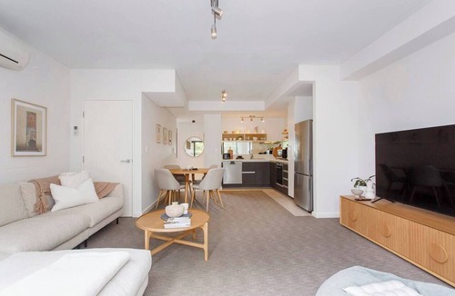North Coogee Apartment | Walk to Beach | 2BR + Balcony + Parking