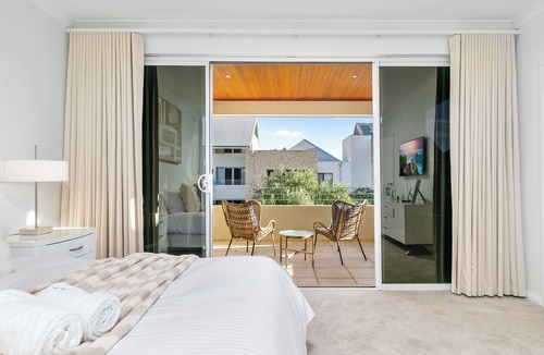 North Coogee House | Walk to Beach Coastal Home in Coogee