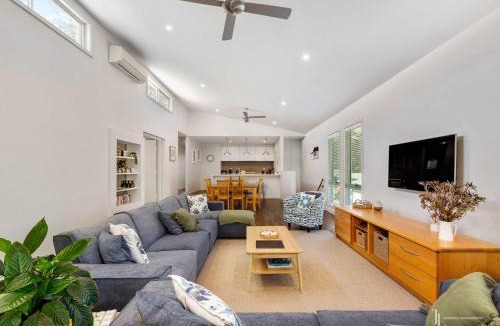 Lilli Pilli House | Walk-to-Beach Home with Bush Views Carramar Dream