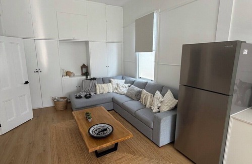 South Geelong House | Walk to CBD, Train Station and Stadium
