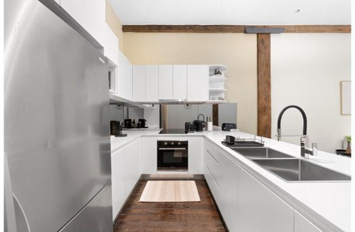Darling Harbour Apartment | Walk to Darling Harbour and ICC with Pool, Gym & Sauna