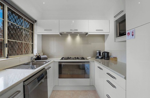 Victoria Park House | Walk to Vic Park Café Strip | 3BR Close To CBD