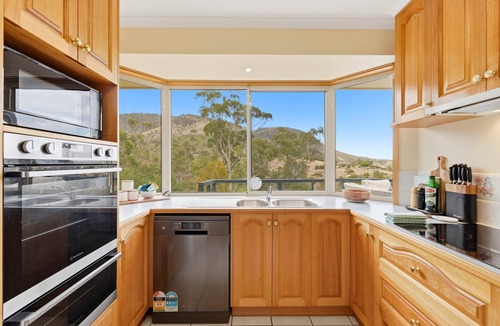 Old Beach House | Wallaby Hill - Gorgeous Views - 3 Bedroom House