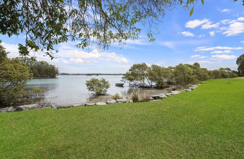 Forster Apartment | Wallis View 3 - Short stroll to beaches and restaurants