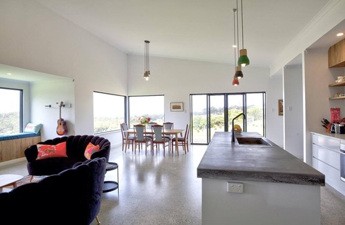 Shadforth House | Walnut Grove: Modern home, 3min drive to town with expansive views