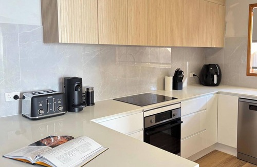 Wangi Wangi House | Wangi Waterfront Escape, Walk to Cafes, Parks & Lake Reserve