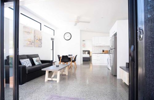 Warana House | Warana Abode - Pool, Studio & Walk to Beach