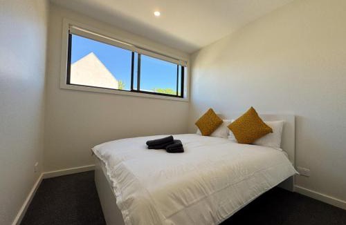 Dickson House | Warm 3beds Home with Yard and parking at Chinatown, CBD