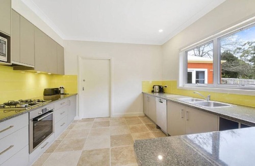 Bundanoon House | Warm, pet friendly home on large block